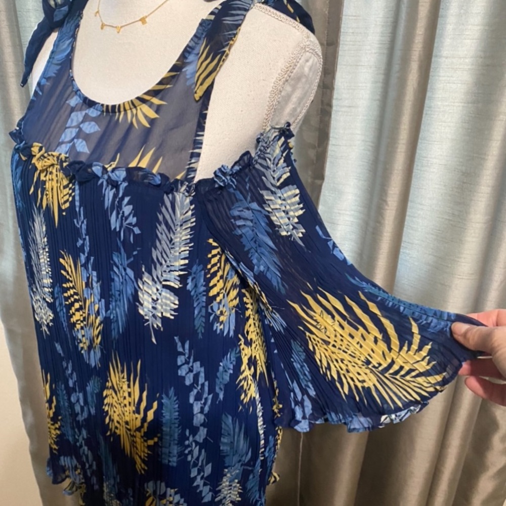 NWOT boutique cold shoulder top.